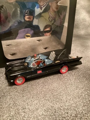 Batimóvil Corgi Toys rueda roja #267, repintado, restaurado, leer descripción Foto 1 de 4