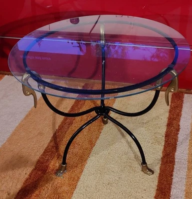 Mesa auxiliar Hollywood Regency de latón de hierro forjado a la manera de Maison Jansen Foto 1 de 4