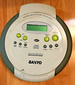 REPRODUCTOR DE CD MP3 PORTÁTIL SANYO CDP-M443 RADIO FM AM SONIDO MÚSICA WALKMAN BLANCO - Imagen 1 de 3