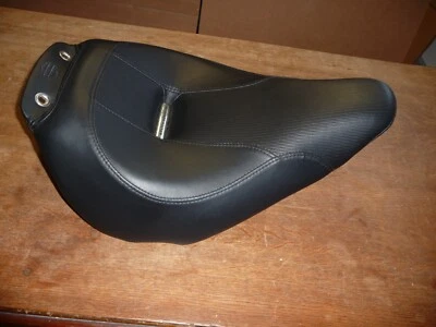 Harley Davidson Breakout 2015 OEM negra con moldura cromada asiento delantero individual casi nueva Foto 1 de 4