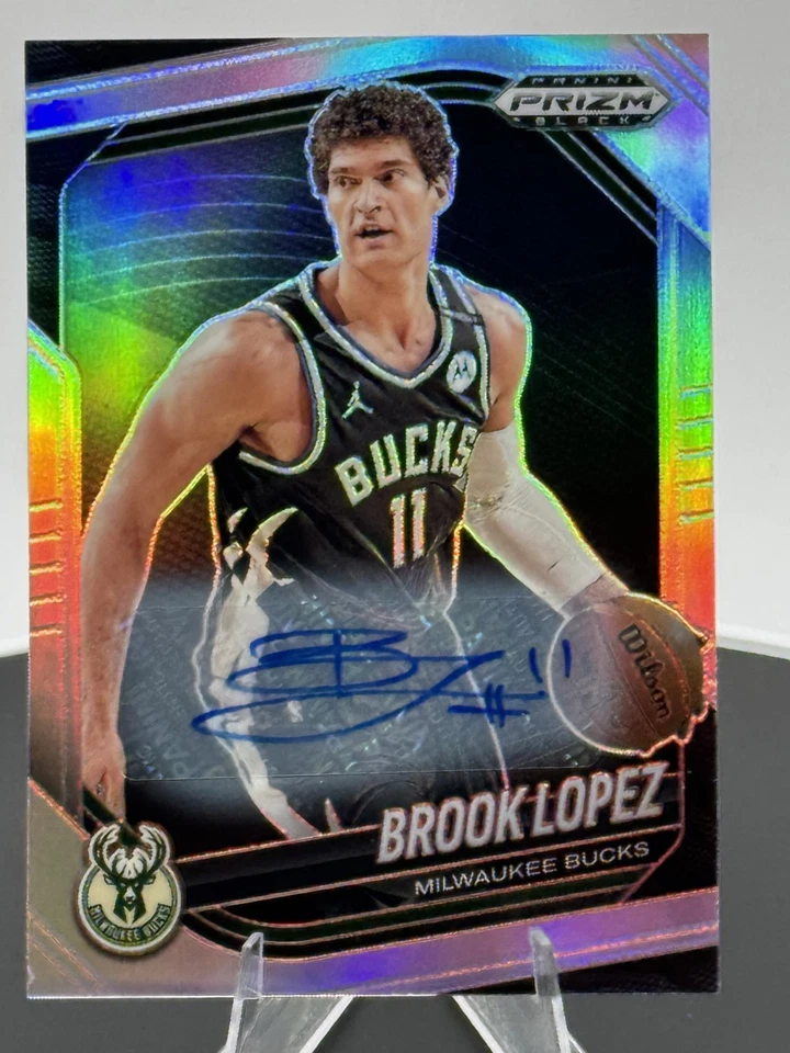 2024-25 Panini Prizm Negro Plata Automático #157 Brook Lopez (AU) Milwaukee Bucks Foto 1 de 4