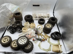 Vintage Team Associated RC10 Teile Lot Reifen Räder Dämpferbrücke Geschwindigkeitskontrolle - Bild 1 von 23