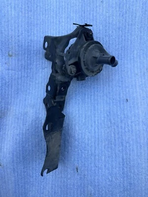 Кронштейн для водяного насоса инвертора охлаждающей жидкости двигателя для Toyota Prius C 12-18 AISIN - Изображение 1 из 4