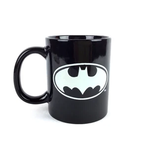 Taza de cerámica blanca y negra BATMAN BRILLA EN LA OSCURIDAD logotipo de murciélago Paladone DC 11 OZ - Imagen 1 de 5