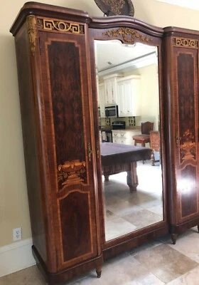 Antiguo gabinete con incrustaciones de caoba Foto 1 de 4