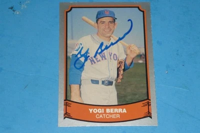 TARJETA DE BÉISBOL COLECCIONABLE YOGI BERRA - MIEMBRO DEL SALÓN DE LA FAMA MLB - 1988 PACIFIC - FIRMADA Foto 1 de 2