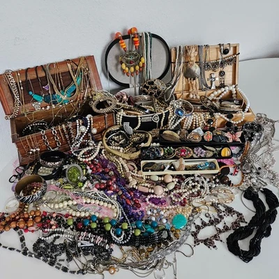 Modeschmuck Konvolut Sammlung Schatulle Broschen Ketten - Bild 1 von 4