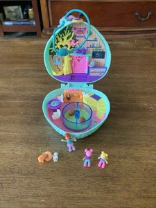 Playset compatto Polly Pocket Hedgehog Cafe tema animale domestico due figure bambola un animale domestico - Foto 1 di 7