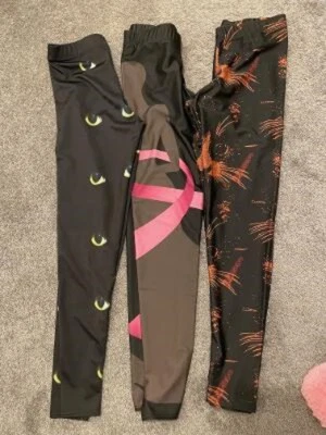 REDBUBBLE brand 3 pairs of graphic designer leggings cats, pink ribbon Size S - Imagem 1 de 4