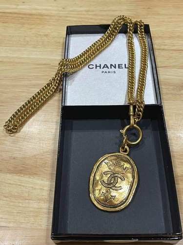 Corona ovale marchio cocco Chanel incisa lunga accessori donna rari