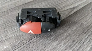 Renault Twingo II Warnblinkschalter und Entriegelungstaster - Bild 1 von 2