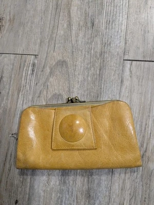 Cartera sin asas Hobo International marrón topo de cuero esmaltado Lauren con bloqueo de beso Foto 1 de 4