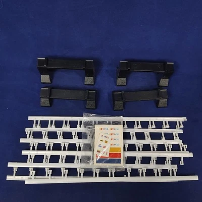 Reemplazos de autos ranurados Life Like Nascar - 10 rieles de protección, 4 puentes, postes de bandera Foto 1 de 4