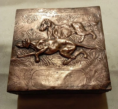 ANCIEN  BOITE COFFRET EN BOIS ET CUIVRE REPOUSSE A DECOR DE DEUX CHIENS - Photo 1/4