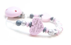 ♥Schnullerkette mit Namen Mädchen♥ ein bisschen Mama ein bisschen Papa♥rosa/grau - Bild 1 von 3