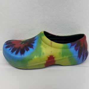 Crocs Tie Dye On the Clock Grafik Herren Gr. 11 Arbeit Slipper Clogs Bunt Neu - Bild 1 von 7