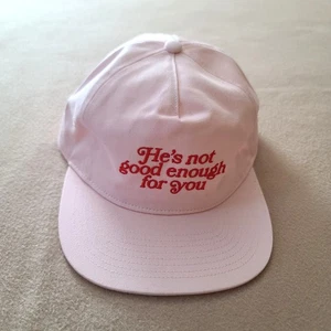Urban Outfitters Baseballmütze bestickt He’s Not Good Enough For You pink neu ohne Etikett - Bild 1 von 7