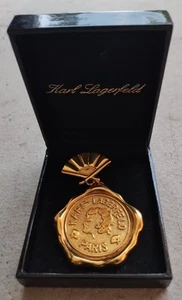 KARL LAGERFELD VINTAGE MASSIVE GOLDFARBENE WACHSSIEGEL- UND FÄCHERBROSCHE IN BOX, SELTEN - Bild 1 von 14