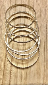 Silberfarbene strukturierte Armreif Armbänder 7 Stück. - Bild 1 von 4