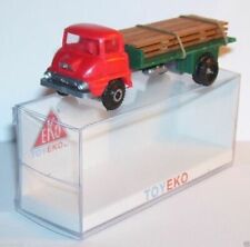 Camions miniatures rouges en bois