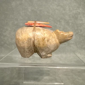 Hayes Leekya Zuni Travertine Bear Fetish with Arrowheads Native American - Picture 1 of 17