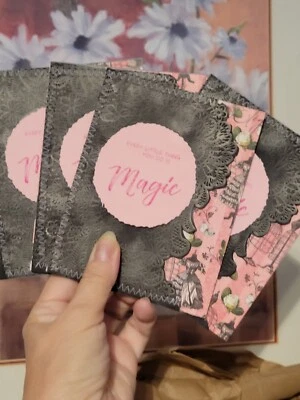 Tarjeta de felicitación Everything U Do Is Magic hecha a mano negra y rosa tarjeta A2 y sobre Foto 1 de 4