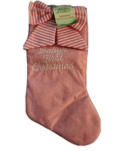 NUEVO CON ETIQUETAS HOLIDAY LIVING Arpillera Rosa ""Bebé 1a Navidad"" Niña - Imagen 1 de 3