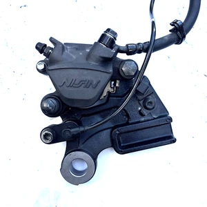 17-24 Kawasaki ER650 Z650 - Rear Brake Caliper & Mount Pad OEM - 7,300 Miles - Foto 1 di 4