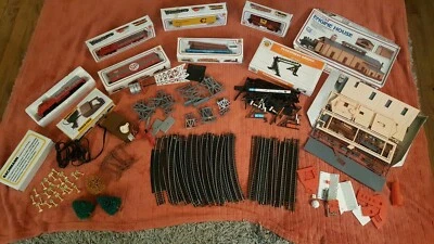 Vtg. Bachmann Santa Fe HO Track &  train shrubs signs bridges tower engine house - Image 1 of 4