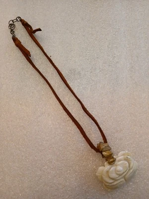 Colgante y collar de cuero rosa ágata tallada Foto 1 de 3