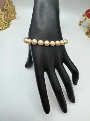 VINTAGE STUNNING CAROLEE GOLDEN FAUX WHITE PEARL & GOLD TONE BRACELET SZ 7" - Image 1 of 4