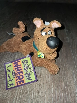 NUEVO CON ETIQUETAS 2001 Scooby Doo 9" Peluche Aplausos Acostando Brazos Cruzados ¿Dónde estás? Foto 1 de 4