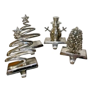 Set 4 Silber Mantel Strumpf Aufhänger Weihnachten Tannenzapfen Stern Bäume Schneemann - Bild 1 von 12