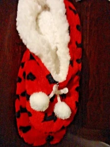 MERRY BRITE LADY SHERPA SLIPPERS SOAKS RED BLACK & INSIDE WHITE SIZE S/M (6-8) - Picture 1 of 4