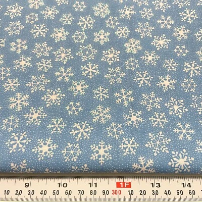 Copos de nieve blancos brillantes sobre tela de algodón azul sin marca por media yarda Foto 1 de 2