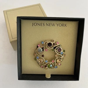 Broche Jones New York, Trenzado Dorado Con Cristales Multicolores Prendedor Remolino - Nuevo en Caja - Imagen 1 de 6