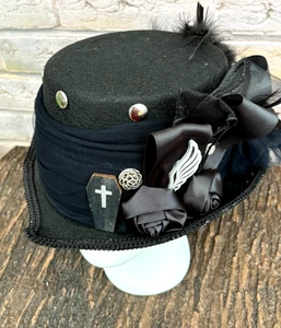 Único Sombrero de copa gótico negro roseta ataúd ala plumas extraño 57 cm (35) - Imagen 1 de 8