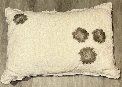 DKNY Pure Home Cream & Olive Travesseiro 18x12 Aplique Tuft Flowers Excelente Estado Usado - Imagem 1 de 4