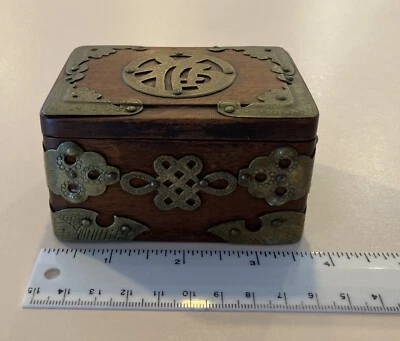 Caja de baratijas vintage rectangular de madera y latón para recuerdo buena fortuna - China Foto 1 de 4