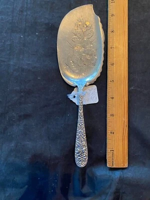 REPOUSSE HENNIGAN AND BATES SERVIDOR DE PECES PLATA ESTERLINA CABEZA GRABADA FLORAL Foto 1 de 3