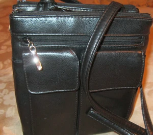 "UMHÄNGETASCHE MIT VIELEN TASCHEN" HIER FINDEN SO VIELE GEGENSTÄNDE Platz - schwarz - Bild 1 von 10