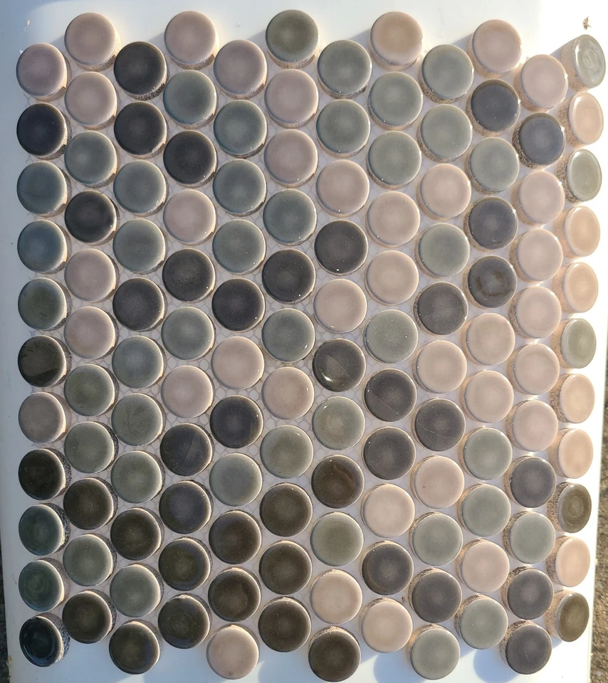 Azulejos de mosaico moteado/marrón redondo Penny para piso de ducha de baño, cocina Foto 1 de 4