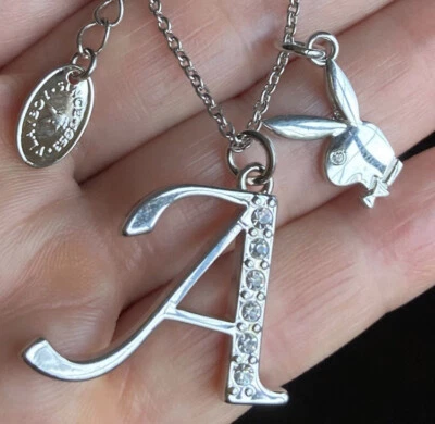 COLLAR PLAYBOY LETRA “UNA “AUTÉNTICA INICIAL CONEJITO CONEJO - Color Plata, 19” Foto 1 de 4