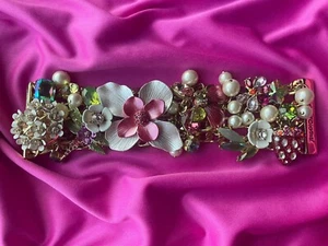 Bracciale Betsey Johnson Opulento Fiore Metallico Fiore Dragonfly Wasp Insetto perla - Foto 1 di 8