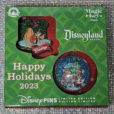 Набор из 2 значков в коробке Disney Magic Key Christmas Happy Holidays Pluto Mickey LE 1000 - Изображение 1 из 3