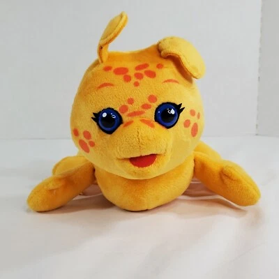 Teddy Ruxpin Grubby Hug N Sing Yellow Caterpillar Its Your Birthday Plush 2018 - Imagem 1 de 4