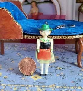 ANTIKE MINIATUR GRODNERTAL ZAPFEN GESCHNITZT HOLZ VOLKSKUNST WEIBLICHE PUPPE 2 1/8 ZOLL - Bild 1 von 6