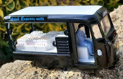 Impresionante modelo perfecto 1/42 Triang Spot On Milk Float Code 3 Express Dairy Foto 1 de 4