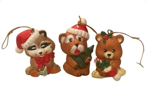 Waschbär und Yorkie Terrier und Bär Weihnachtsschmuck 2" -2,5" Feiertagsakzente - Bild 1 von 6