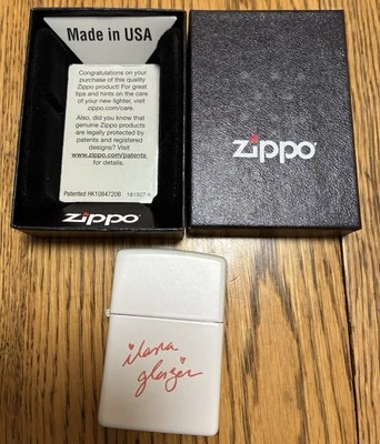 Encendedor Ilana Glazer Zippo blanco mate nuevo en caja Foto 1 de 4